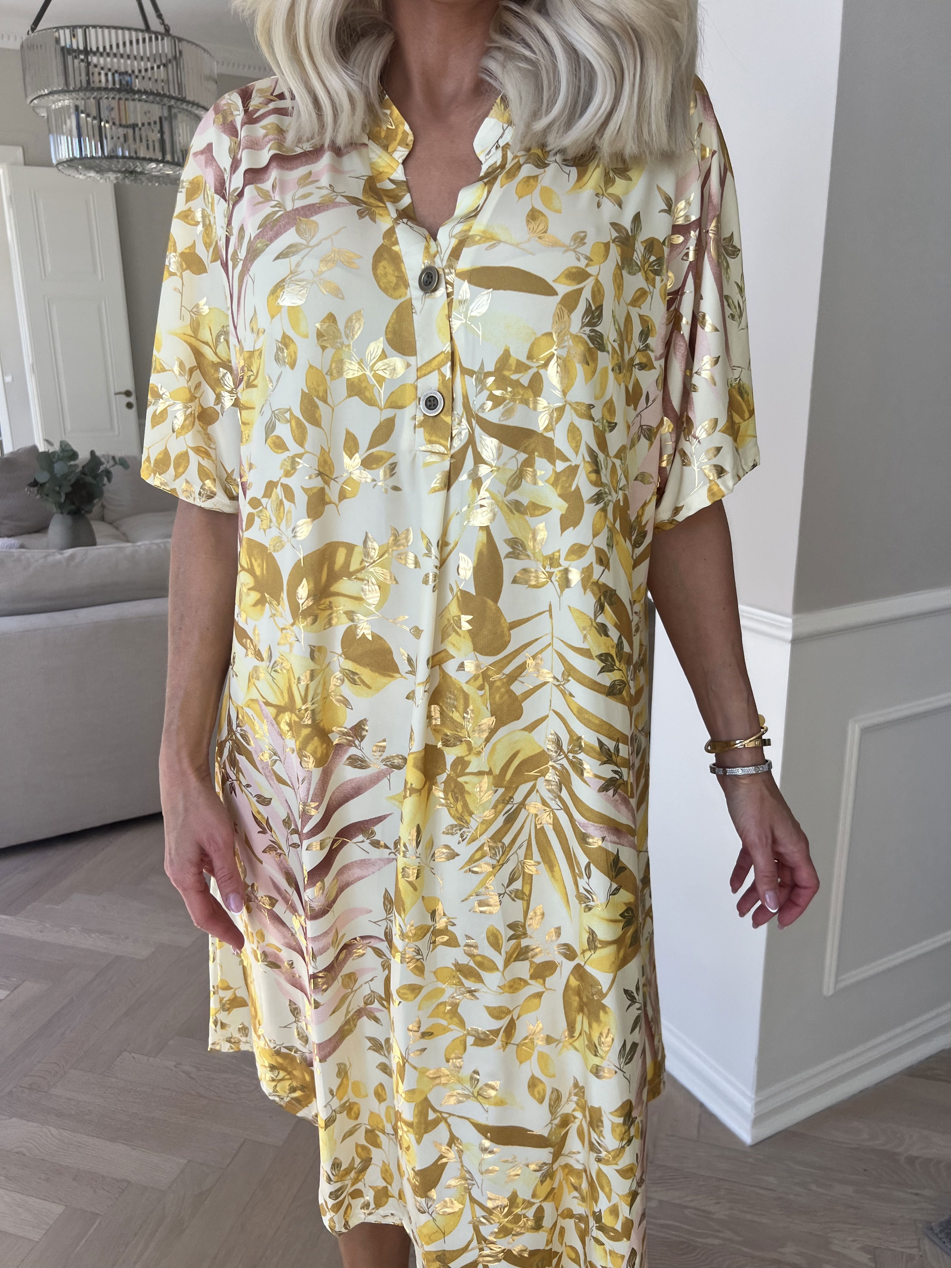 Ebba Gold Leaf Sleeveless - Skjortekjole i elastisk stof med bladprint